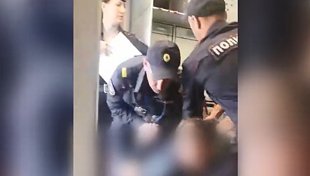Полицейские скрутили авиадебошира в Новокузнецке. Видео