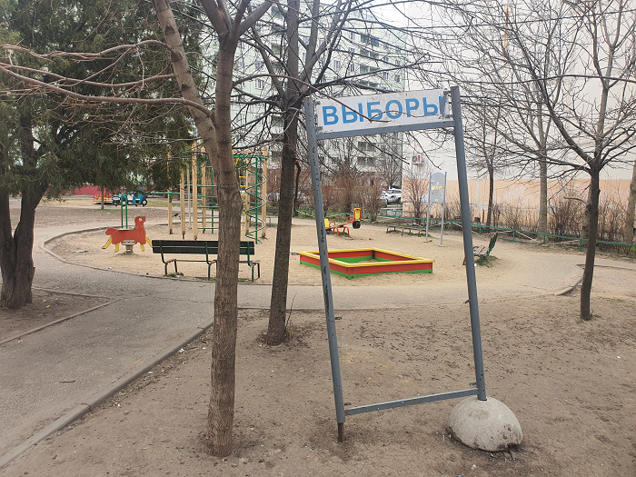 Грязь и мусор: ростовчане пожаловались на состояние детской площадки в пер. Днепровском