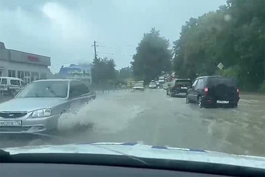 На Кубани ливни подтопили дорогу из Джубги в Сочи