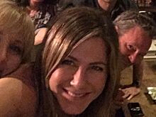 Дженнифер Энистон собрала всех «Друзей» и поставила рекорд в инстаграме