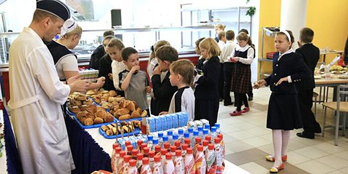 Эксперты оценили идею запрета чипсов и газировки в школах