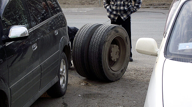 Водители массово теряют колеса в яме на ул. Грунтовой