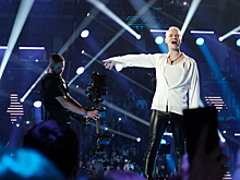 «Чувак преподносит себя как „я русский“, а ходит в кожаных штанах»: SHAMAN раскритиковали за образы на сцене