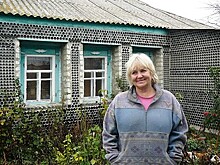 Украинка утеплила дом тысячами бутылок