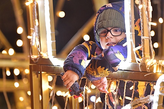 Юрист Хаминский предупредил о штрафах за украшение фасада новогодними гирляндами