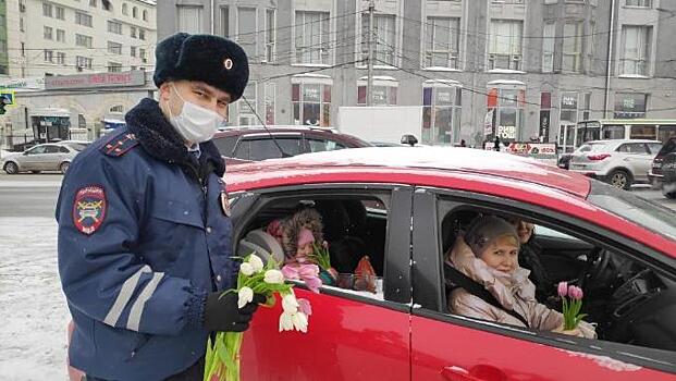 С 8 марта поздравили женщин Новосибирска сотрудники дорожной полиции
