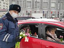 С 8 марта поздравили женщин Новосибирска сотрудники дорожной полиции