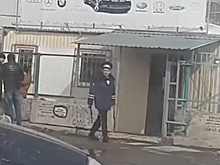 Ряженый полицейский подшофе регулирует движение в Новосибирске