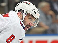 Губерниев предположил, сколько еще будет играть Овечкин