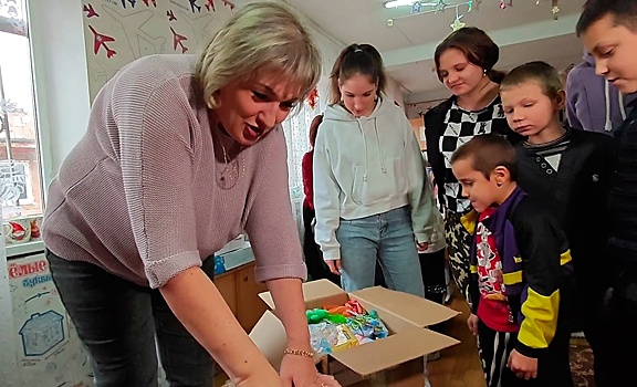 Бойцы ЦВО доставили подарки детям из подшефного учреждения в зоне спецоперации