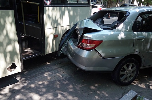 В Анапе в ДТП попал автобус 24-го маршрута (видео)