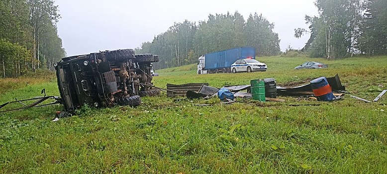 КамАЗ улетел с «Золотого Кольца» в Костромской области
