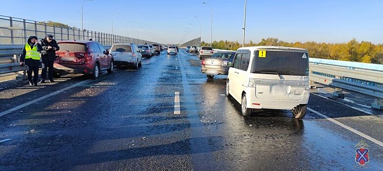 Стало скользко: на мостовых переходах в Волгограде и области в течение часа произошли массовые столкновения авто