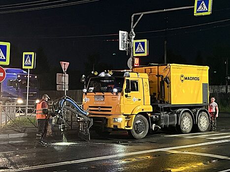 Рабочие поменяли асфальт на мосту через Волгу