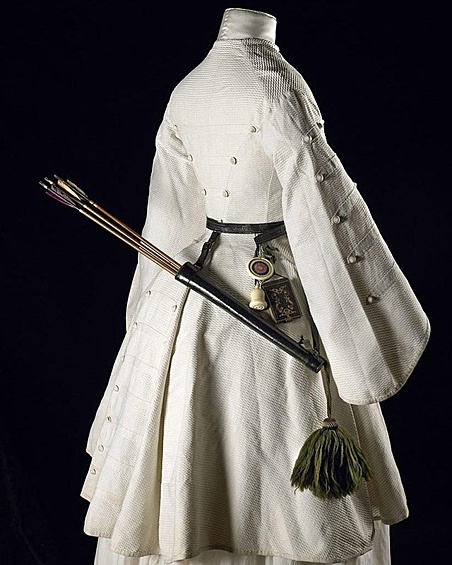 Викторианская одежда для стрельбы из лука, принадлежащая миссис Фанни Гивен, 1855 г., сейчас часть коллекции Лондонского музея.