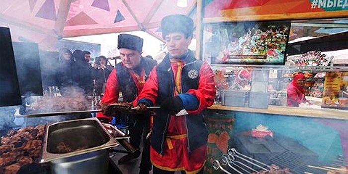 Крымские чебуреки и пахлава. Что поесть на фестивале "День народного единства"