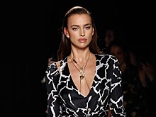 Грандиозный показ Versace: Шейк и Хадид на подиуме, Крюгер впервые после родов и Кардашьян с мужем — в первом ряду