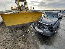 Водитель Lada Priora врезался в автогрейдер на Самарской обводной дороге