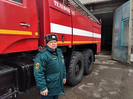 В Башкирии пожарный в одиночку спас из горящего дома женщину