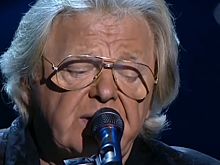 Певец Юрий Антонов в 76 лет проживает в огромном доме с сестрой