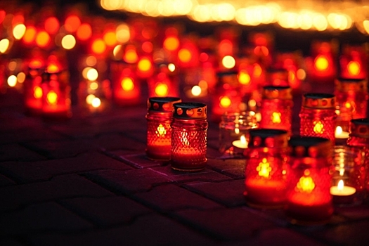 Более 400 человек зажгли свечи в Красноярске в память о погибших на войне