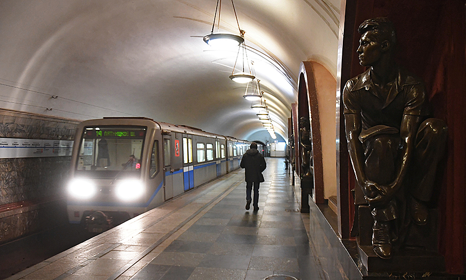 Кроме того, москвичам, которые обязаны появляться на рабочем месте, можно ездить на работу.