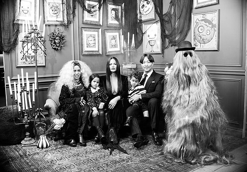 Джон Ледженд с Крисси Тейген и детьми перевоплотились в семейку Аддамс - образы получились очень даже убедительными. 