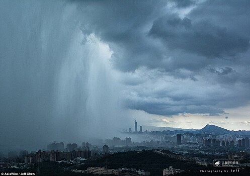 На Тайване сфотографировали "водопад с неба"