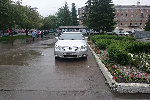 «Я паркуюсь как чудак»: «Камри» ООО — царица новосибирских улиц