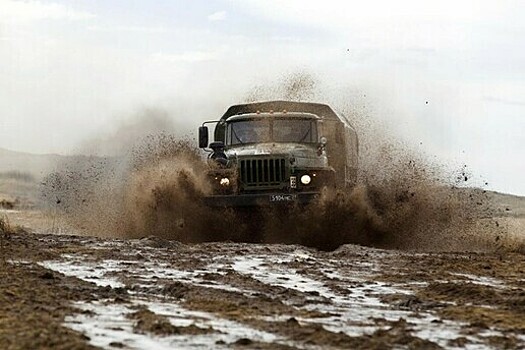 Балтийский дрифт: под Калининградом 60 военных автомобилей участвовали в экстремальных заездах