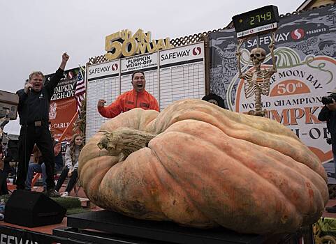 Мужчина вырастил гигантскую тыкву весом больше тонны и побил мировой рекорд
