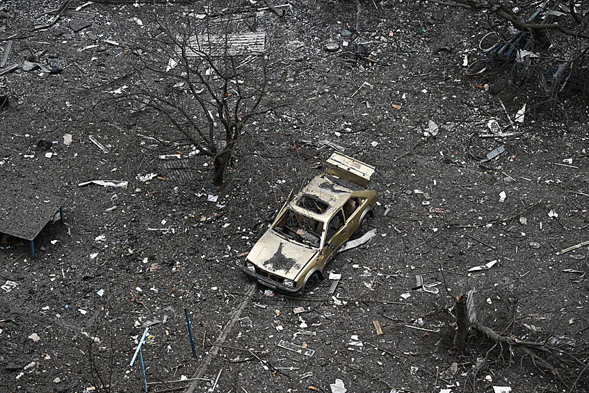 Разбитая машина во дворе квартала Юбилейный в Авдеевке, февраль 2024 года