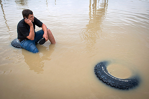 В Сочи проливной дождь затопил улицы