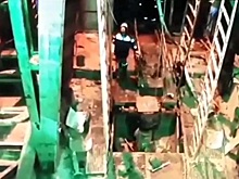 Камера запечатлела гибель бурильщика на месторождении в Саратовской области