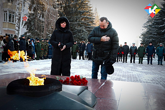 Курганские VIP возложили цветы к Вечному огню на Аллее Славы