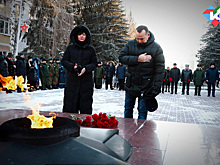 Курганские VIP возложили цветы к Вечному огню на Аллее Славы
