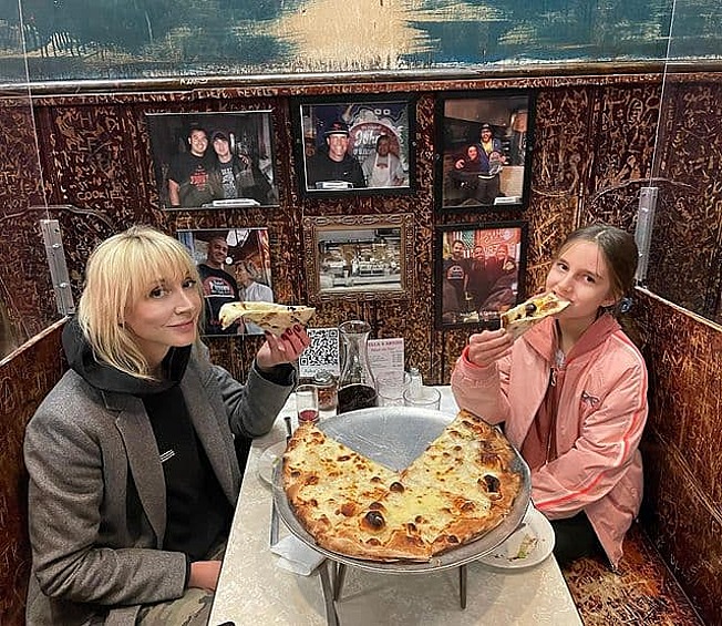 Кристина Орбакайте: "Иногда хочется побаловать себя пиццей 🍕Мы с Клавочкой любим «белую»".