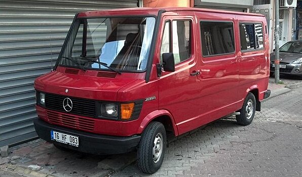 «Mercedes-Benz» за 250 тысяч рублей: приставы распродают имущество должников