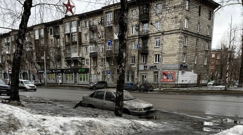 Машина утонула в луже в Новокузнецке