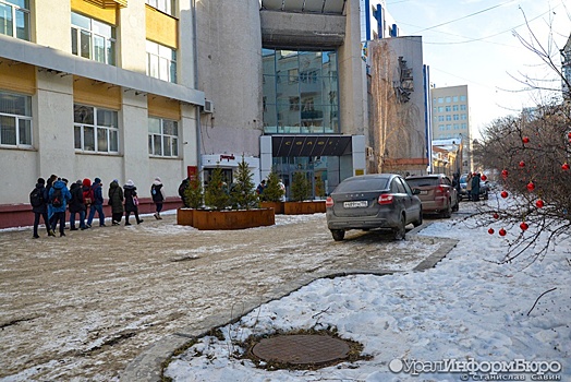 Автохамы превратили в стоянку площадку у "Салюта" в центре Екатеринбурга