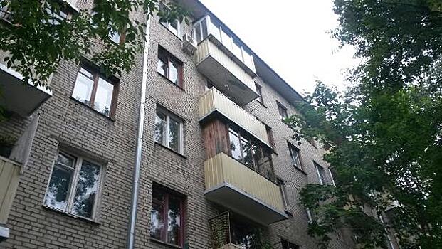 Сухостой спилили во дворе на Изумрудной