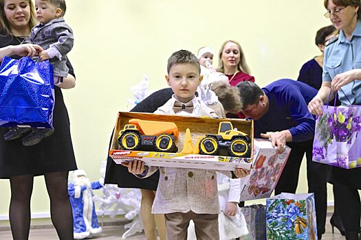 Новогодние подарки вручили воспитанникам детского дома «Непоседы»