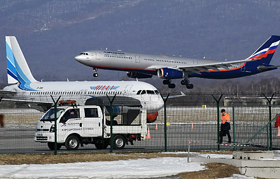 Самолет совершил аварийную посадку во Владивостоке