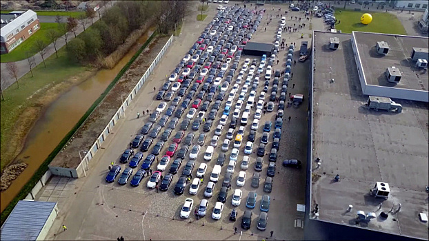 Голландцы провели рекордный парад электрокаров