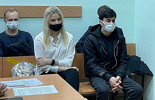 Чрезвычайно суровые сроки. Блогеры получили по 10 месяцев колонии за фото на Красной площади