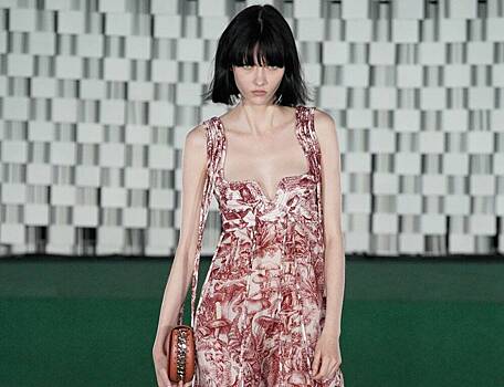 Платья с грибами, блестящие кэтсьюты и вау-вырезы на шоу Stella McCartney