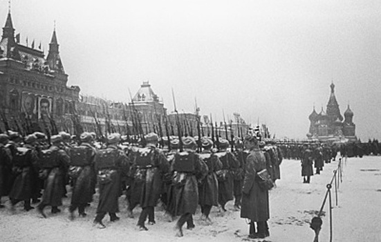 Военная операция по поднятию духа: какие задачи были у парадов в 1941 году