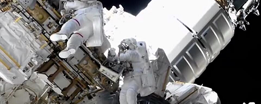 Рассеянные астронавтки NASA оставили ящик с инструментами на орбите МКС