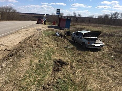 У Глазуновки ВАЗ ухнул в кювет и перевернулся из-за лопнувшей балки
