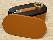 Этот фен сушит волосы, распыляет аромамасло и делает «массаж» головы — но стоит как смартфон